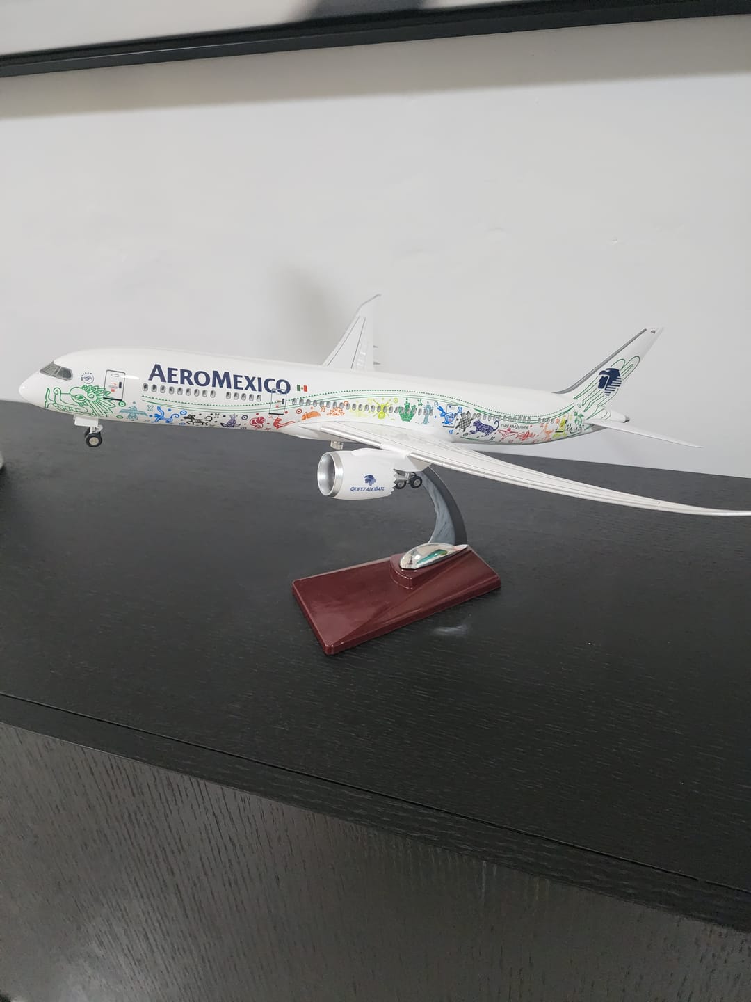Customer photo review of Boeing 787-9 Aeroméxico "Quetzalcóatl" – Scale 1:130 (43 cm / 16.9 in)