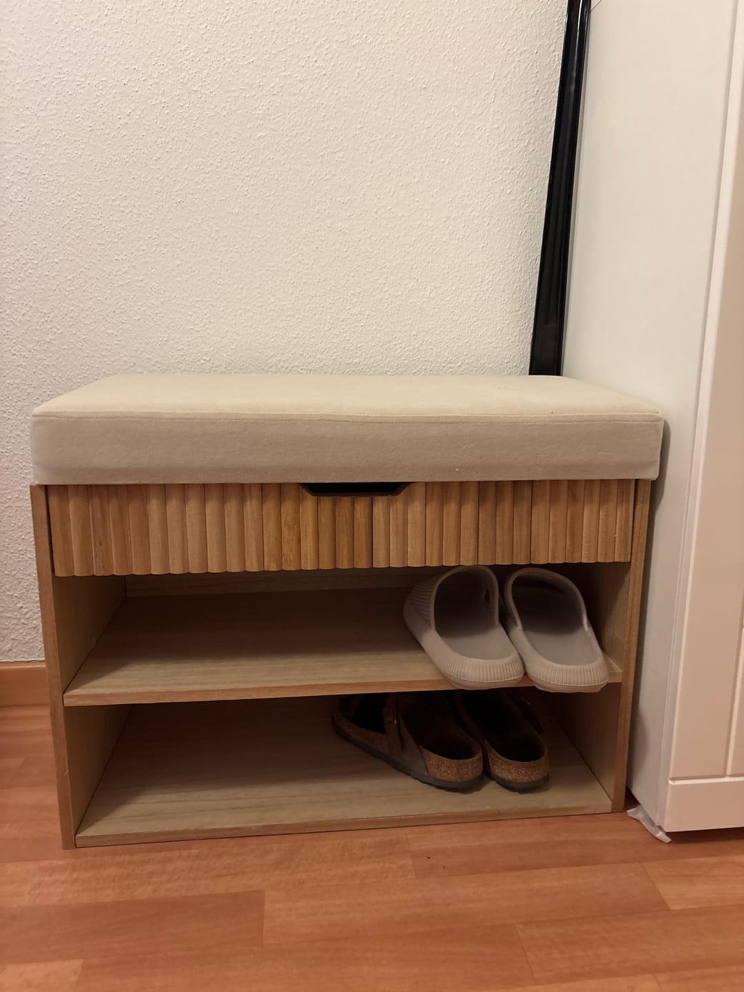 Customer photo review of KUBO - Meuble à chaussures avec coffre en bois et velours beige