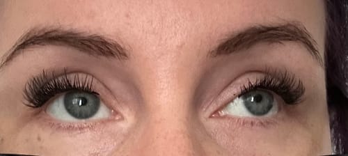 Nahaufnahme der Augen einer Kundin, die die voluminösen DIY Wimpernsegmente Volume 3 trägt.
