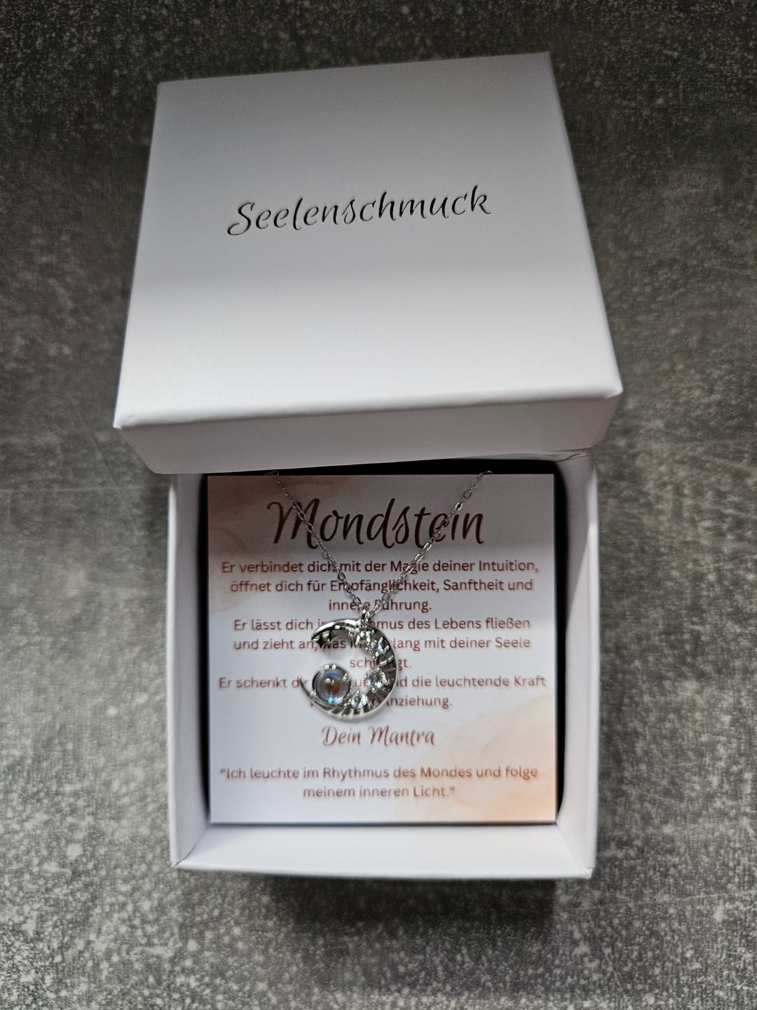 Customer photo review of Mondstein Halskette - Mond Anhänger
