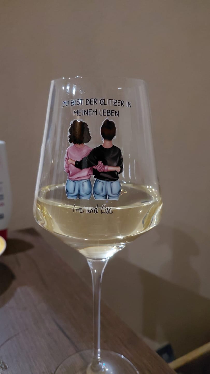 Customer photo review of Besties für immer - Personalisiertes Weinglas für Besties mit Illustration