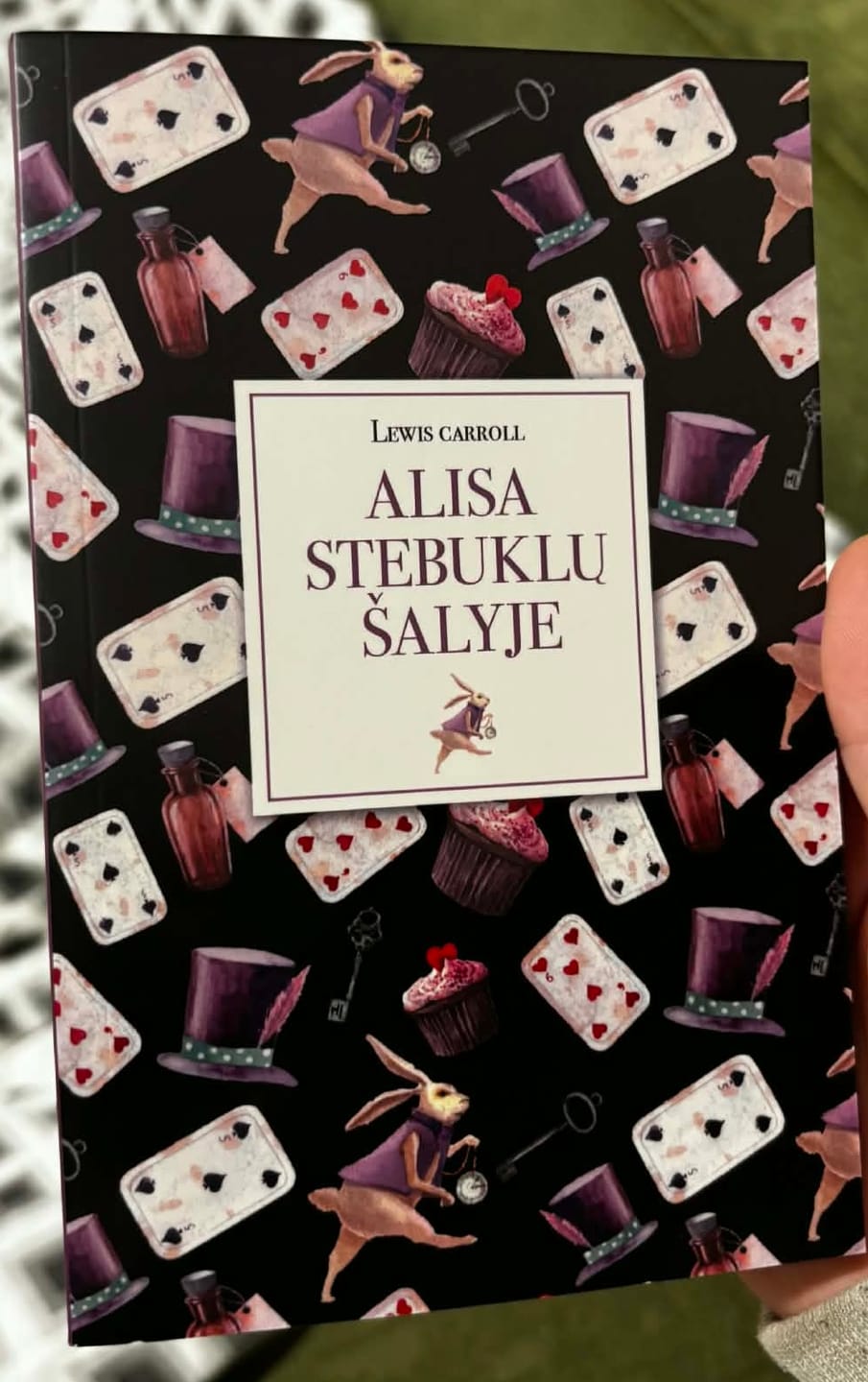 Customer photo review of Alisa stebuklų šalyje: nuostabiausia visų laikų pasaka su originaliomis iliustracijomis