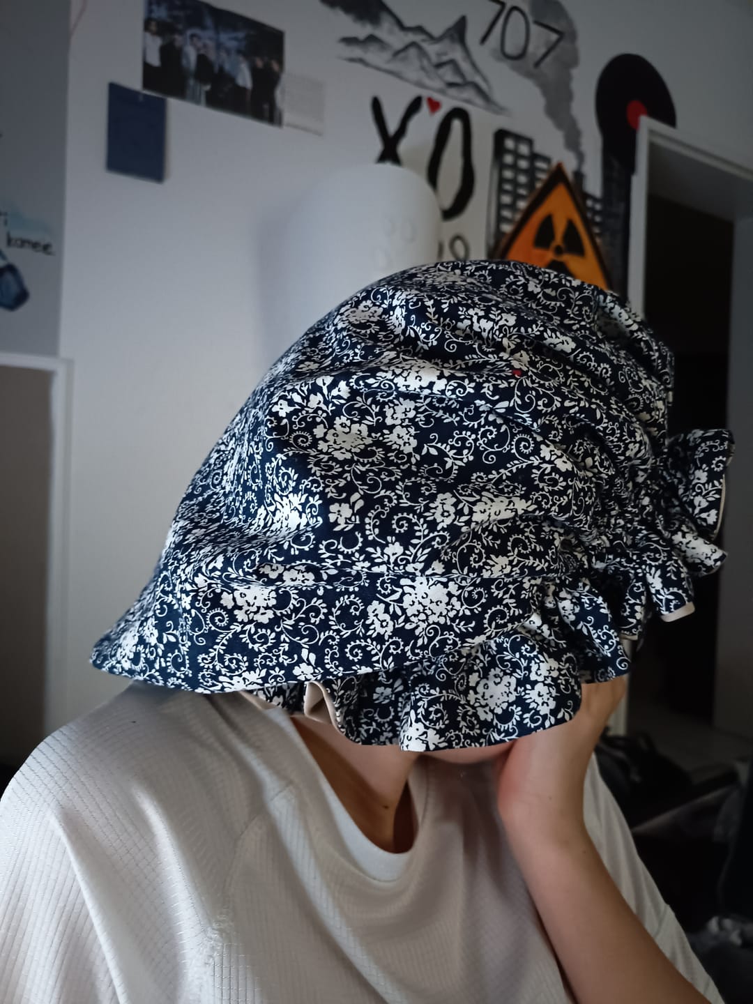 Customer photo review of Bonnet Satin Ornamente dunkelblau