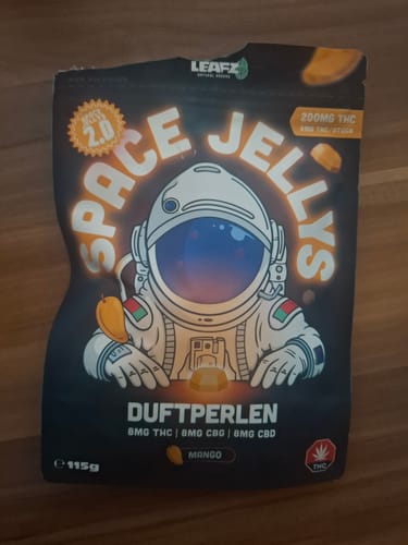 Ein Kunde zeigt den schwarzen Beutel der Mango THC Spacejellies 2.0 mit einem Astronauten-Design.