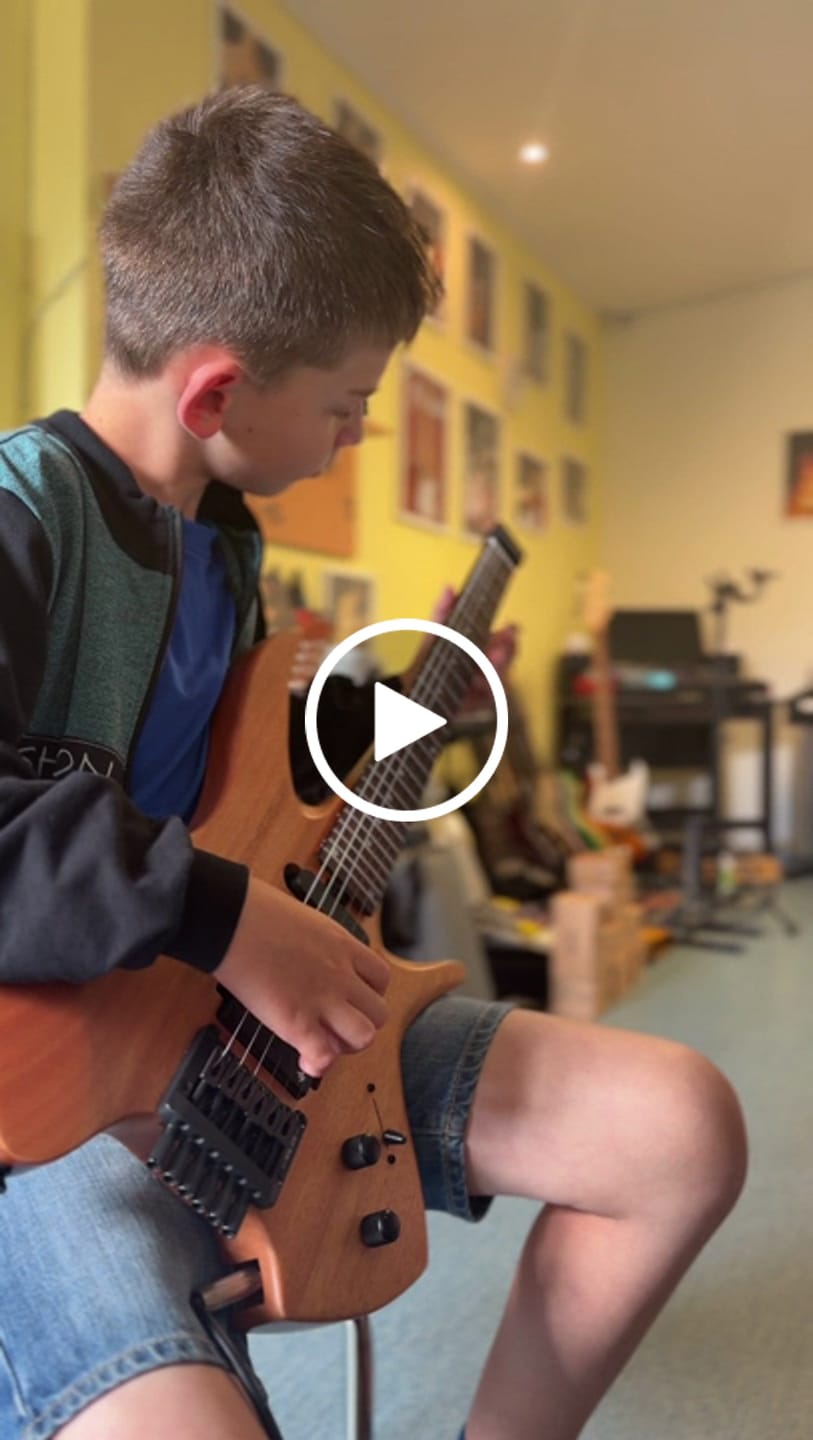 Customer video review of Donner HLX-500 Guitare Électrique Moderne Sans Tête【ancienne réf. NHL-500】