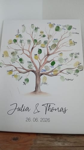 Die personalisierte Hochzeitsbaum-Leinwand eines Kunden, gefüllt mit grünen Fingerabdrücken und den Namen des Paares.