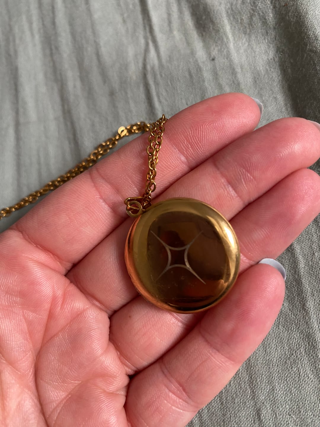 Customer photo review of Collier photo personnalisé médaillon gravé rond acier inoxydable