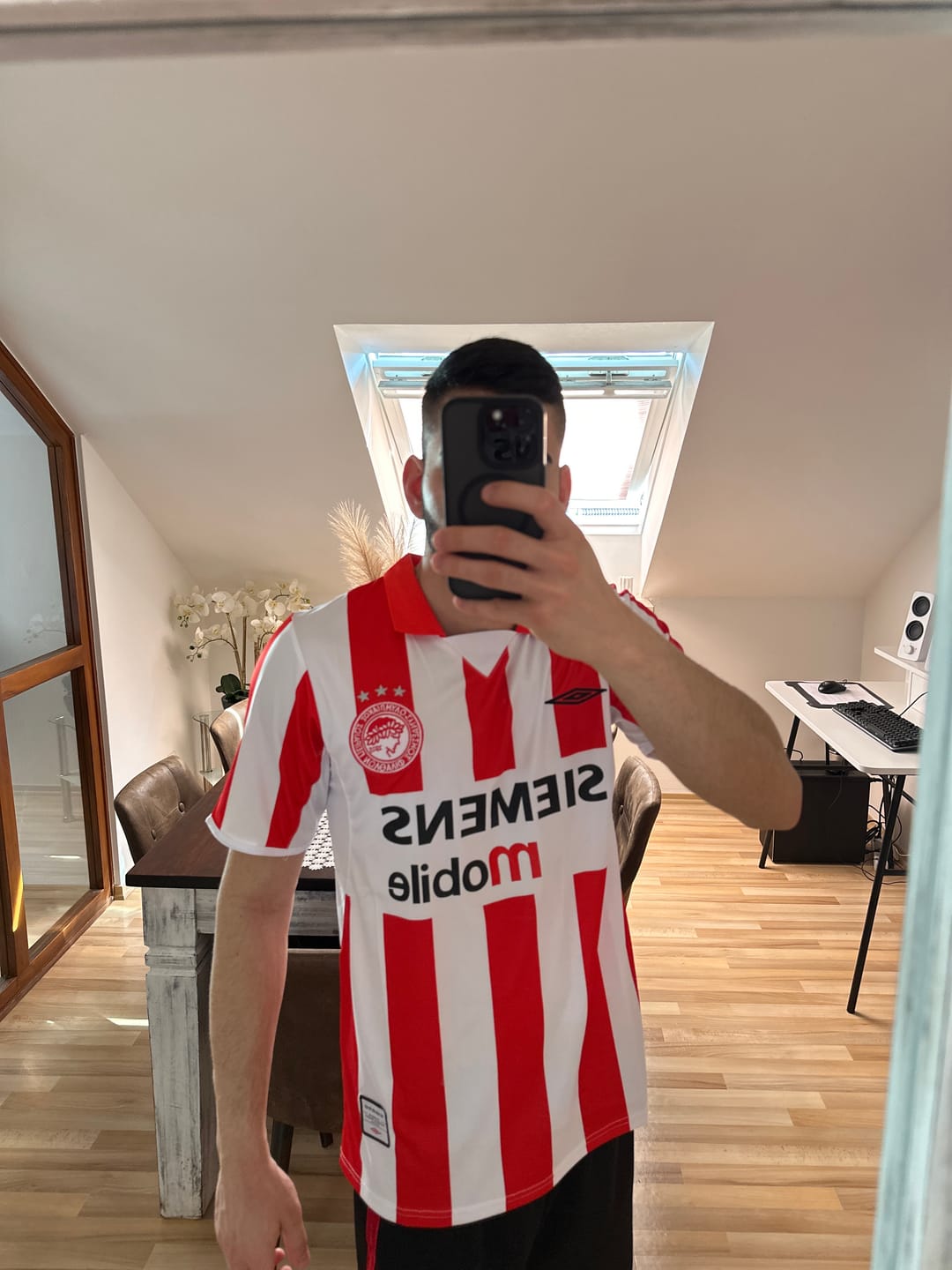 Customer photo review of Giovanni Silva de Oliveira Olympiacos 2004-2005 Retro Home Football Jersey