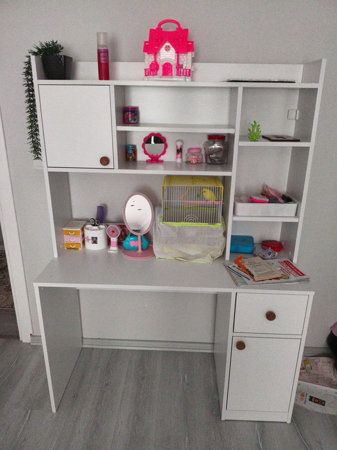 Customer photo review of Rani HA128 Kitaplıklı Raflı 2 Kapaklı 1 Çekmeceli Çalışma Ofis Bilgisayar Masası Beyaz