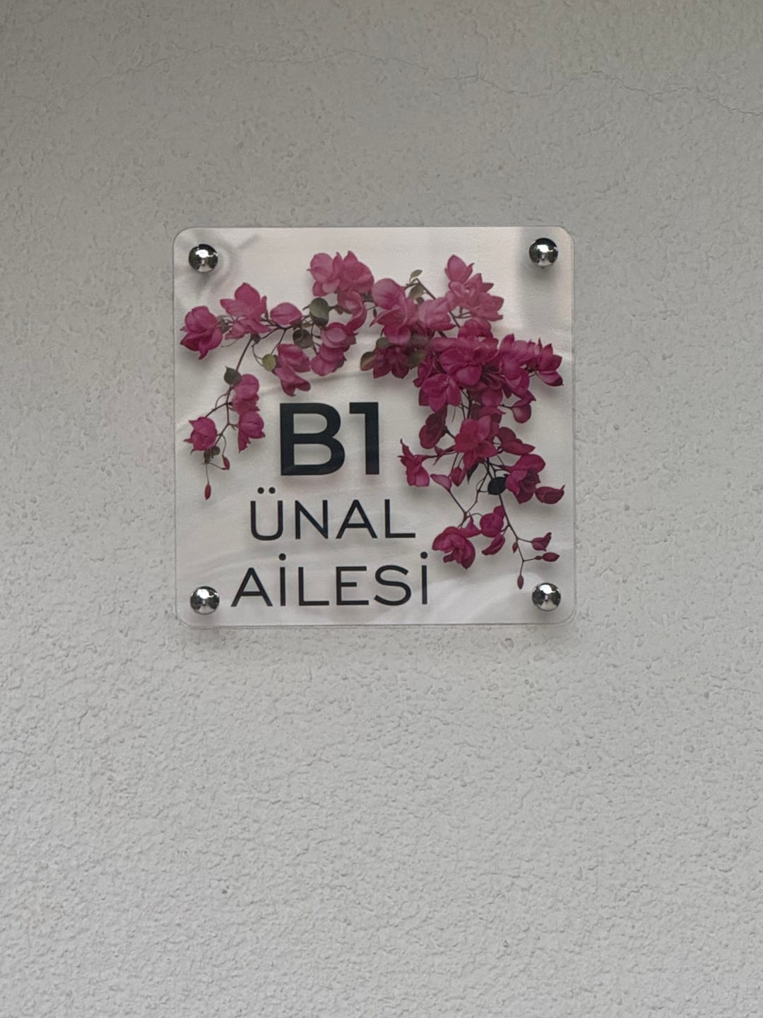 Customer photo review of Kişiye Özel Begonvil Çiçekli Kapı İsimliği