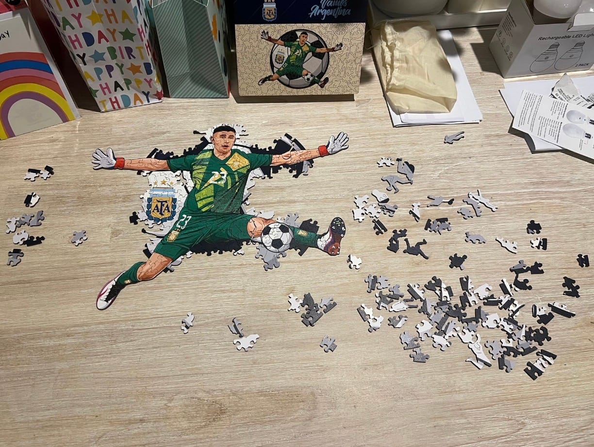 Customer photo review of Emiliano "Dibu" Martínez - Wooden Puzzle