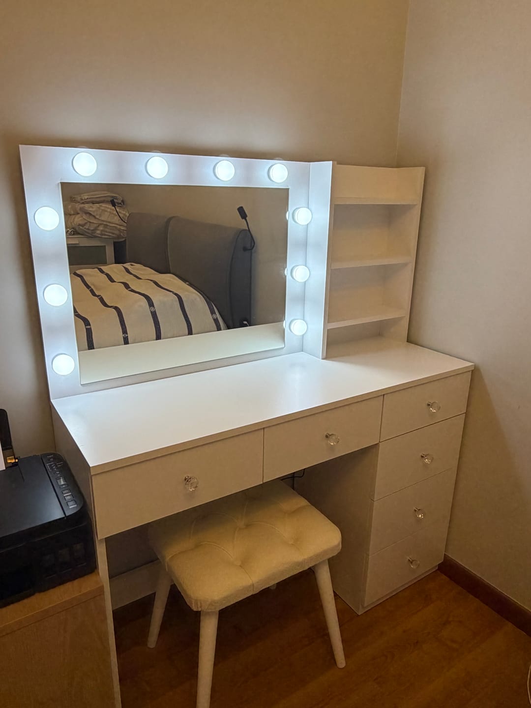 Customer photo review of Rani BJ162 Hollywood Işıklı Aynalı Kulis Makyaj Masası 6 Çekmeceli Takı Düzenleyici Puf Takım Beyaz