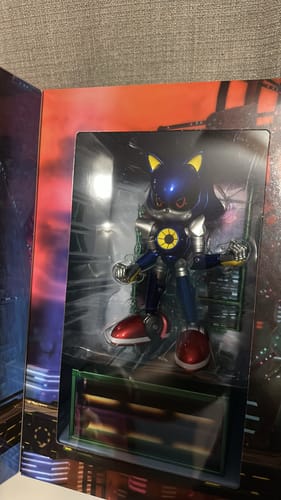 Customer's Modern Metal Sonic figure inside its open collector's edition display box.