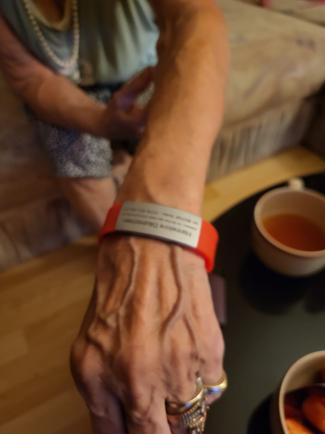 Customer photo review of Senioren Kontaktarmband, Demenzarmband personalisierte Gravur von Name und Anamnese, Adresse