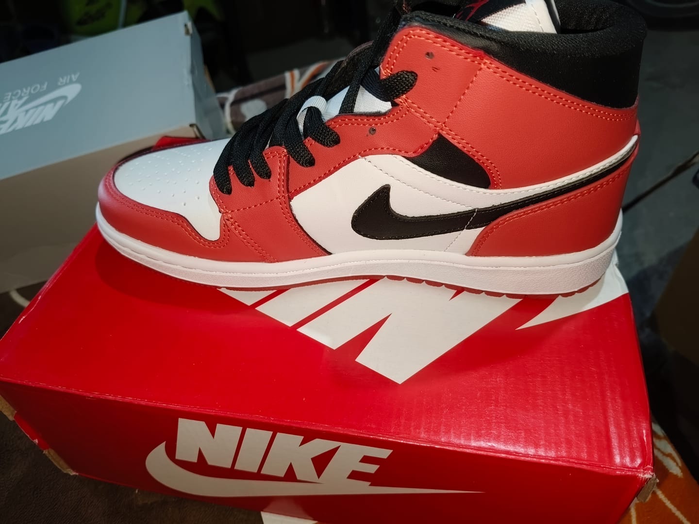 Customer photo review of Tenis Retro 1 Chicago Red