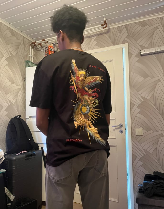 Customer photo review of ARCH MICHAEL | Premium T-Shirt