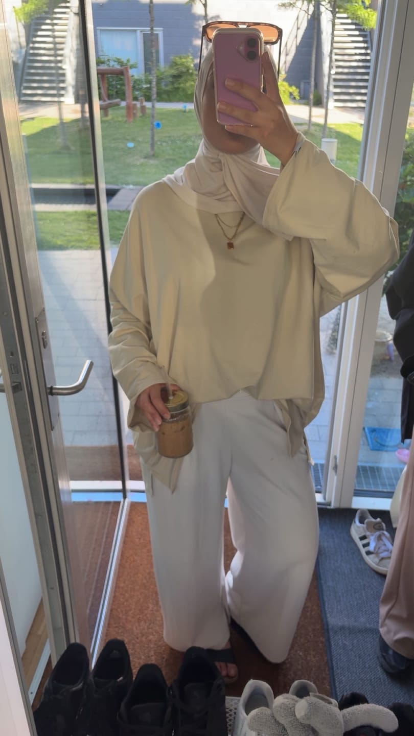 Customer photo review of Oversized Long-sleeved T-shirt - Beige