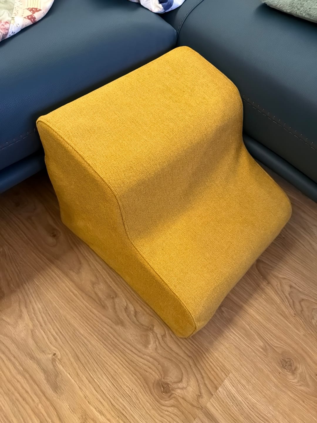 Customer photo review of Non-Slip Dog Stairs (3 colors)