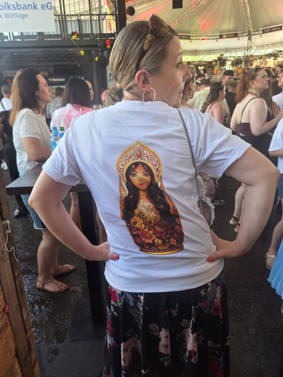 Customer photo review of SLAVIC GIRL BRUNETT - Damen Oversized T-Shirt weiß by SAEBIS®