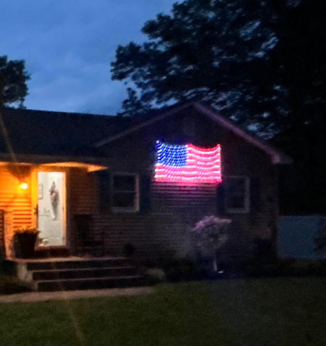 Customer photo review of Custom Solar-Powered National Flag Net Lights - Commemorative and Fun Outdoor Decorations