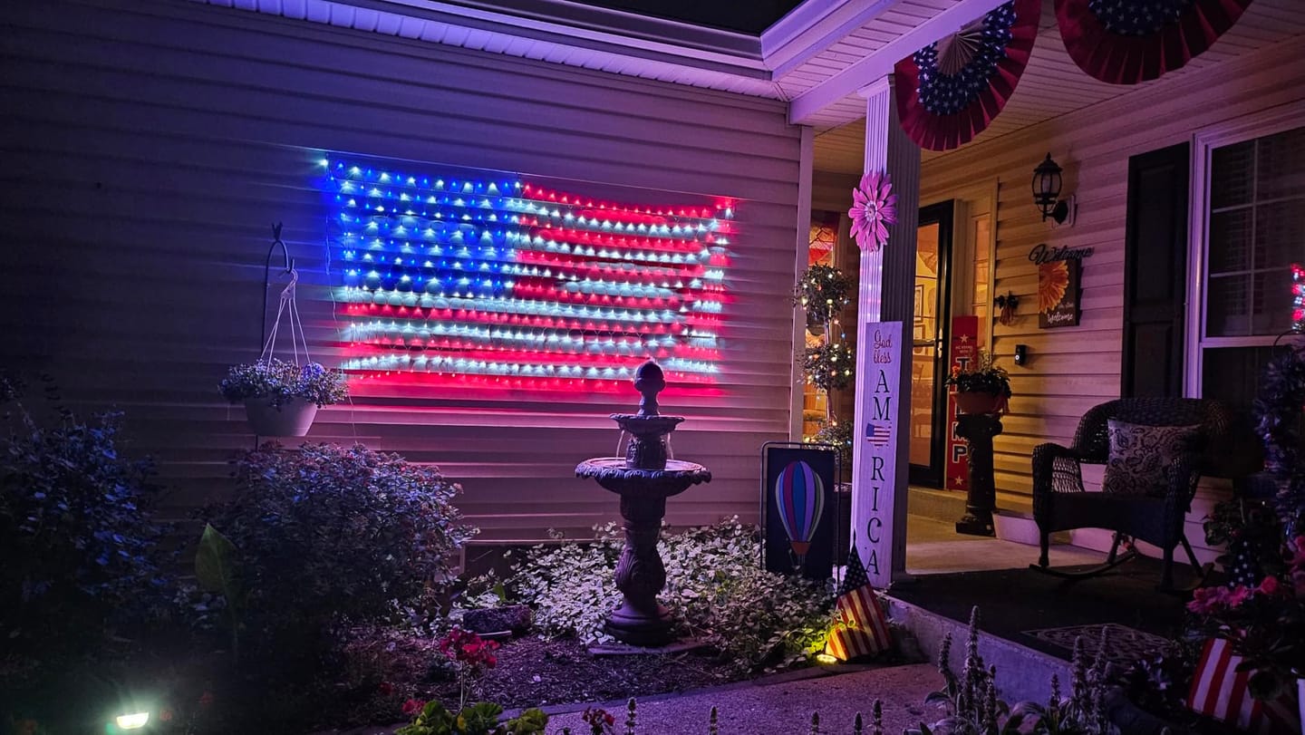 Customer photo review of Custom Solar-Powered National Flag Net Lights - Commemorative and Fun Outdoor Decorations