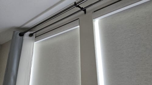 Customer photo review of SmartWings Motorized Roller Shades 100% Blackout Linen