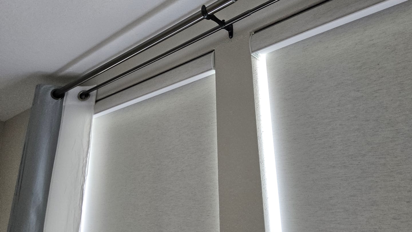 Customer photo review of SmartWings Motorized Roller Shades 100% Blackout Linen