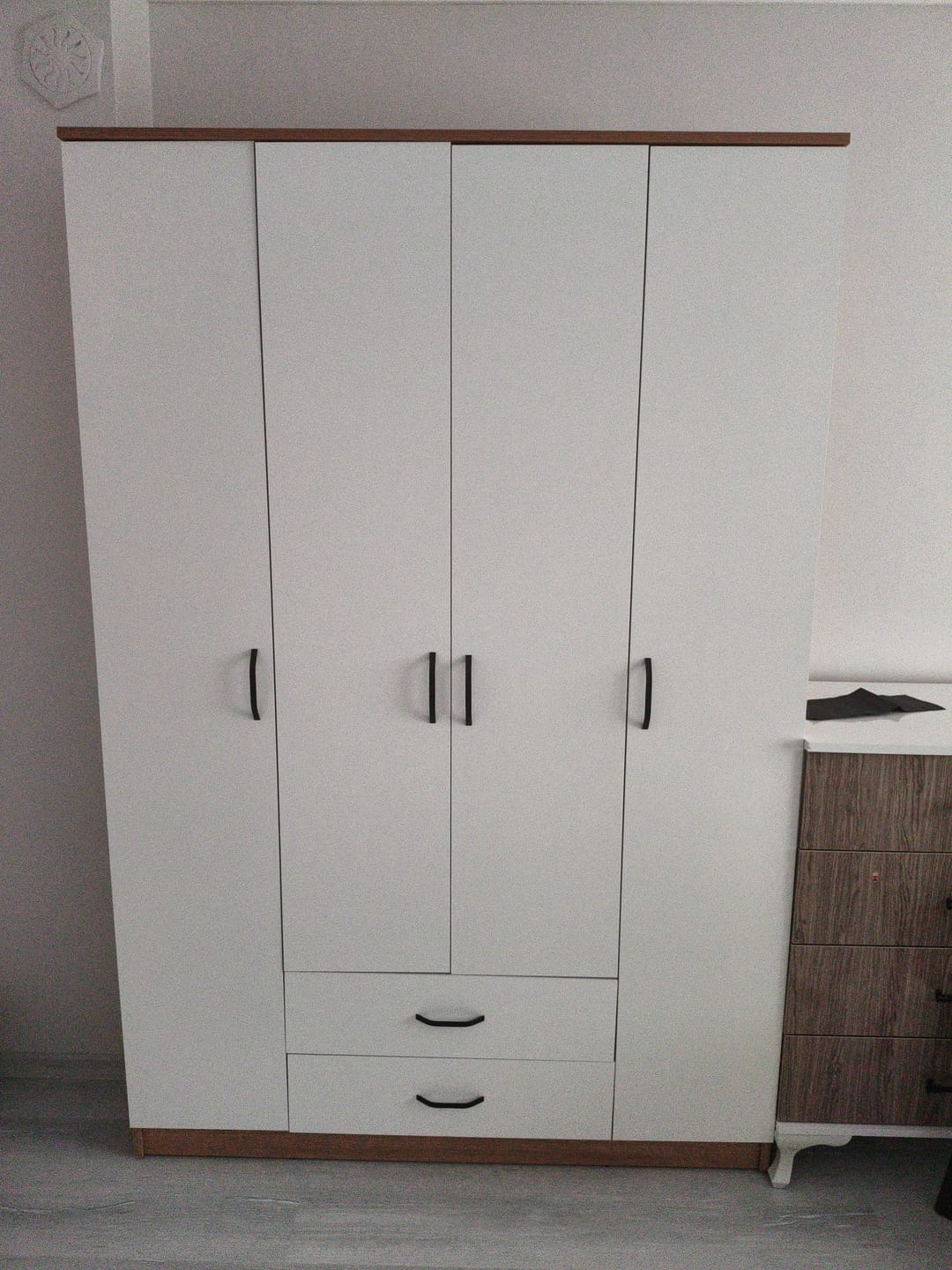 Customer photo review of Rani BA112 Geniş Gardırop Elbise Dolabı 4 Kapaklı 2 Çekmeceli 13 Raflı 1 Askılı Sepet Ceviz - Beyaz