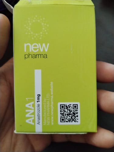 Cliente sosteniendo la caja verde de New Pharma Anastrozol.