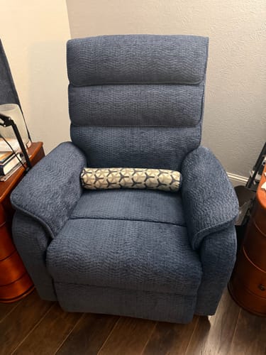 Customer photo of an Irene House 9188 lift recliner at home