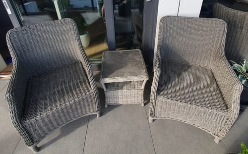 Nærbilde fra kunde av et lite sidebord dekket med Premium Limewash antrasitt kontaktplast.