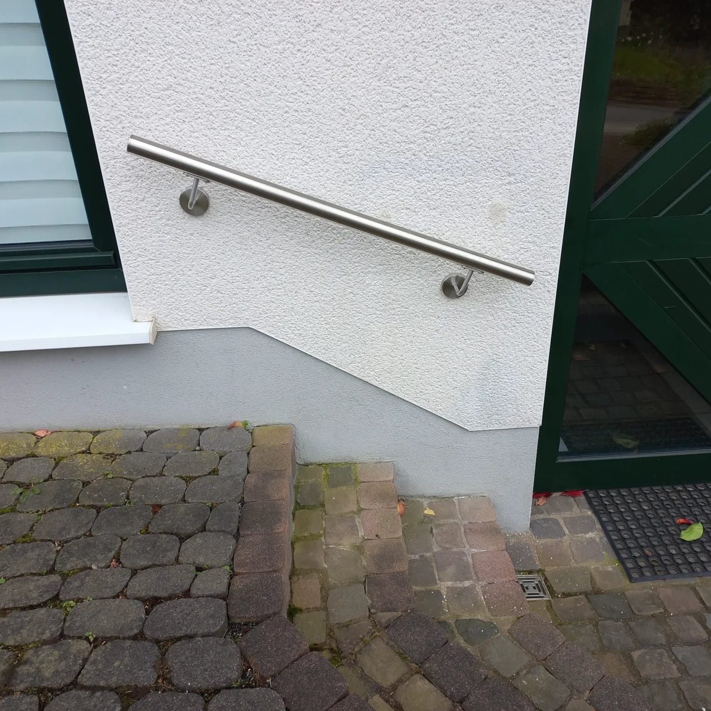 Customer photo review of Edelstahl Handlauf nach Maß mit Wandhalterung – Trägerplattenhalter