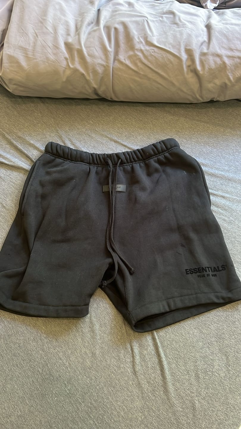 Customer photo review of ESSENTIALS | מכנס קצר שחור מלא