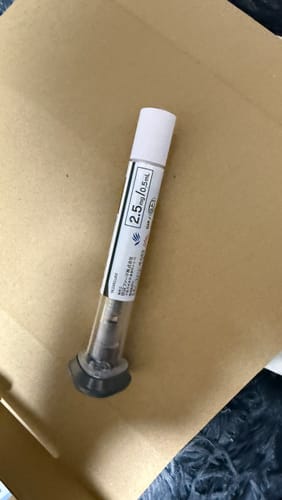 レビュー投稿者が撮影したマンジャロ2.5mgの自己注射器。