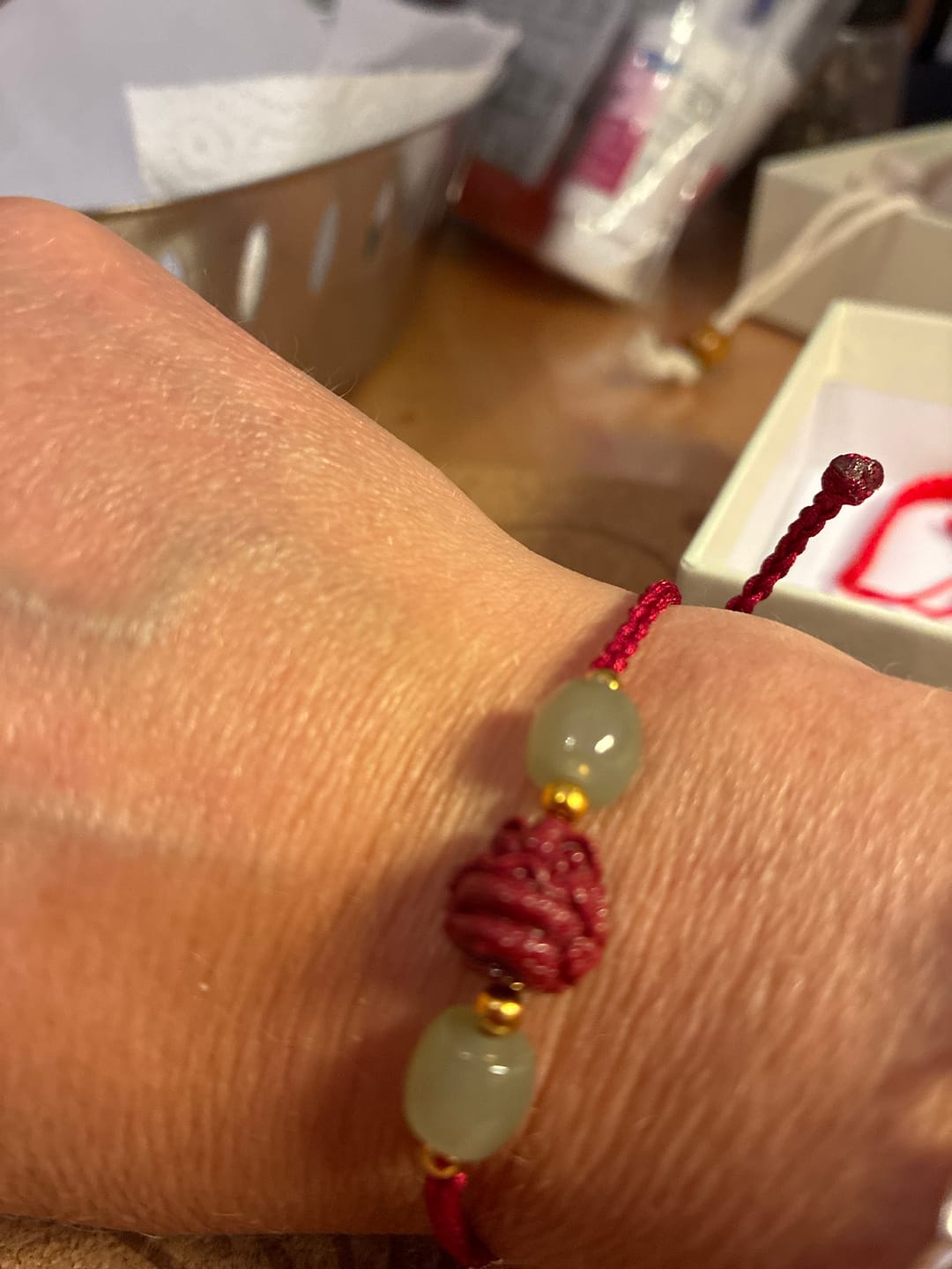 Customer photo review of Buddha Stones, natürlicher Zinnober, chinesisches Sternzeichen, Hetian-Jade, Fu-Charakter, Glücksseil-Armband