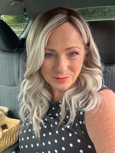 Customer photo review of [PRE-ORDER] JBEXTENSION 20 Inches Scalpiana Wave Mix Blonde with Dark Root 3.5X4 Hard Silky Top Natural Scalp Effect Wig LORI