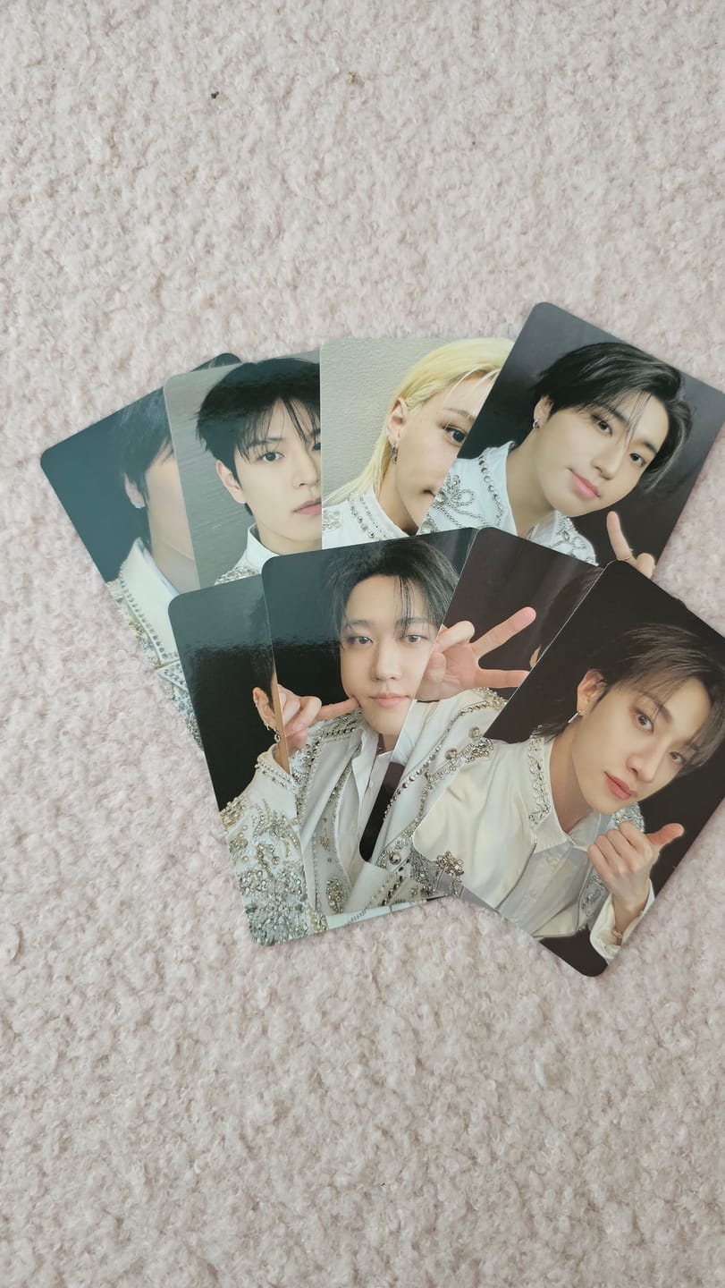 Customer photo review of [BUNJANG] Stray Kids SKZ Movie POB Bundle Set / 스트레이키즈 스키즈 영화 특전 포카 미개봉 세트 양도