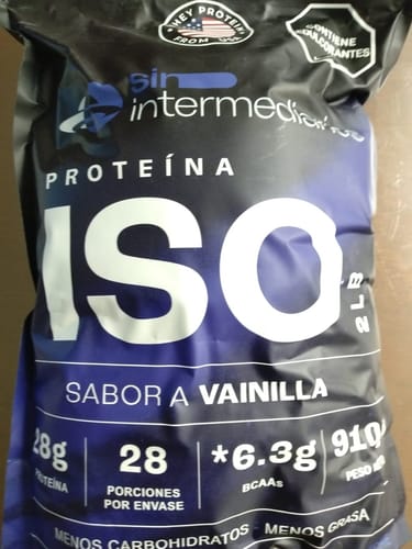 Un cliente muestra la bolsa negra y azul de Proteína Aislada (ISO) sabor vainilla.