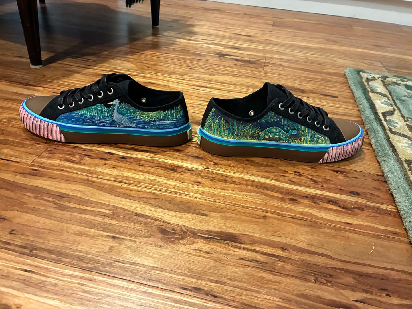 Customer photo review of Center Low-Top Black/Gum