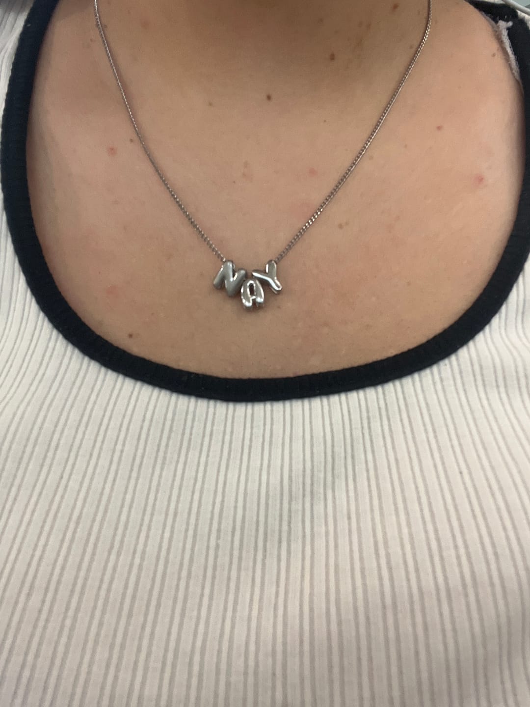 Customer photo review of Personaliza Tu Collar Con Inicial Mini Bubble Plateado