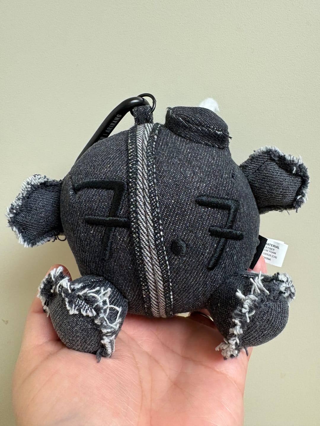 Customer photo review of BTS - ARIRANG WORLD TOUR OFFICIAL MD ARMY BOMB PLUSH KEYRING