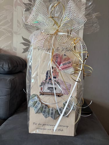 Kundenfoto des personalisierten Holzschilds, als Geschenk verpackt in Zellophan mit einer dekorativen Schleife.