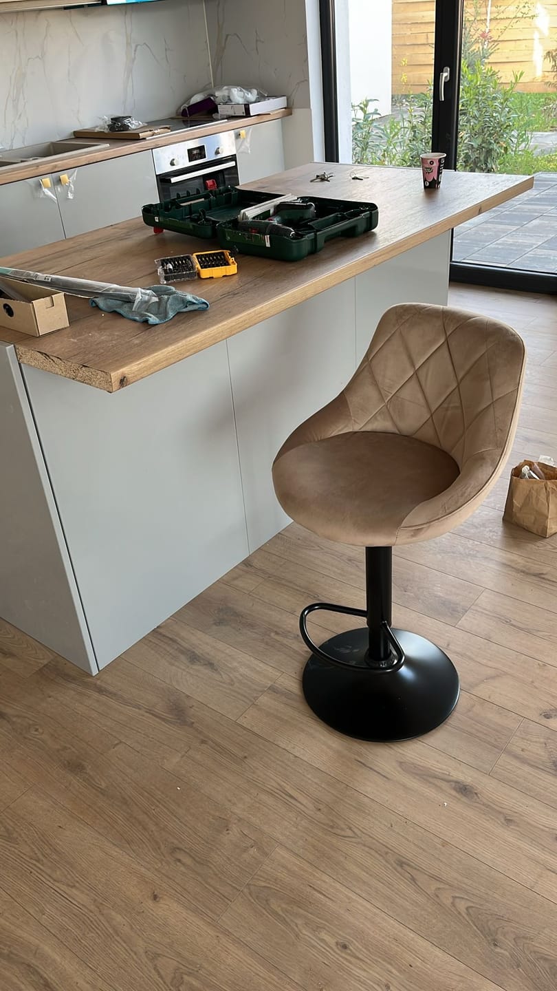 Customer photo review of Scaun de bar rotativ H101, bej/negru, stofa catifelata/metal, 47x45x84/106 cm