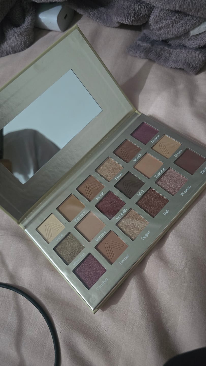 Customer photo review of PALETA DE SOMBRAS 18 TONOS ART DECO