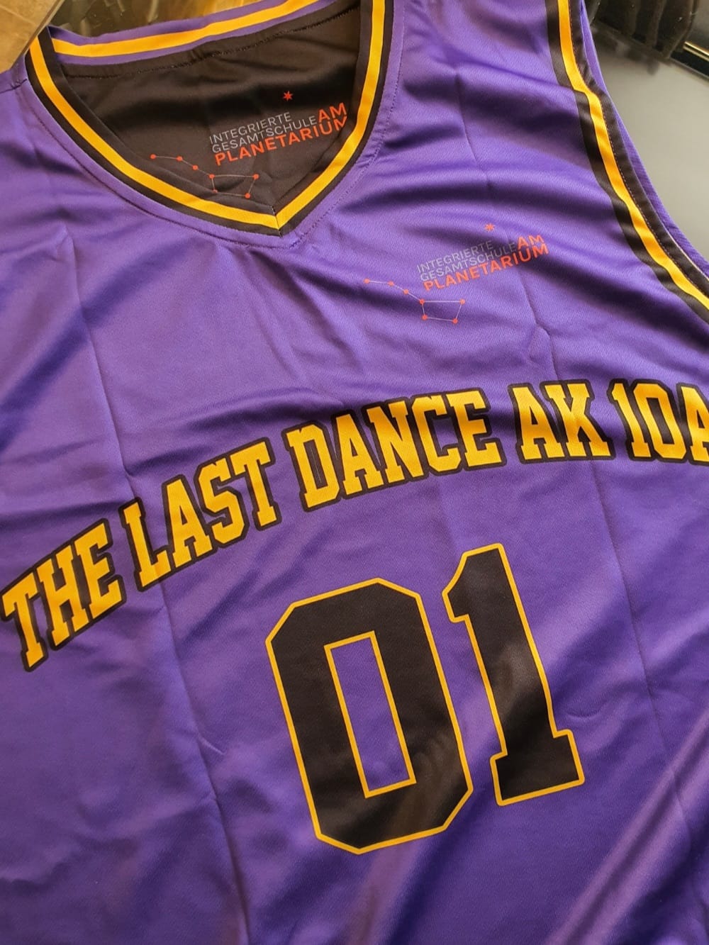 Customer photo review of Benutzerdefinierte Lila Schwarz Gelb Reversible Basketball Jersey Personalisierte Print Name Nummer Logo