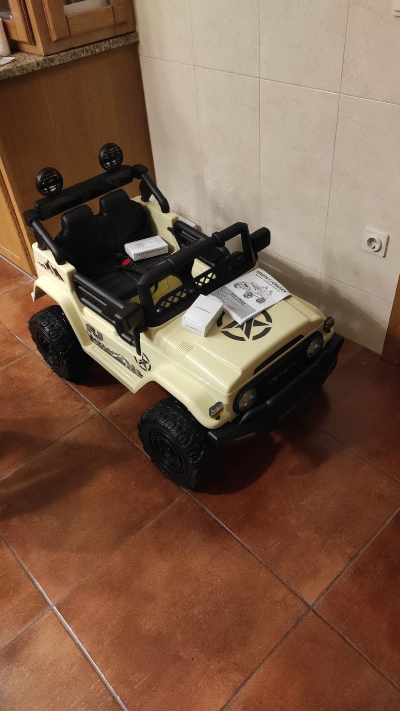 Customer photo review of Carro Elétrico para Criança TOYOTA FJ CRUISER 12v 4X4 Camel c/ RODAS DE BORRACHA & ASSENTO EM PELE