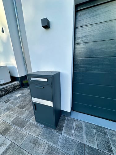 Customer photo review of Paketbox PB1 mit Briefkasten | anthrazit - RAL7016 | personalisiert mit Edelstahl-Schild