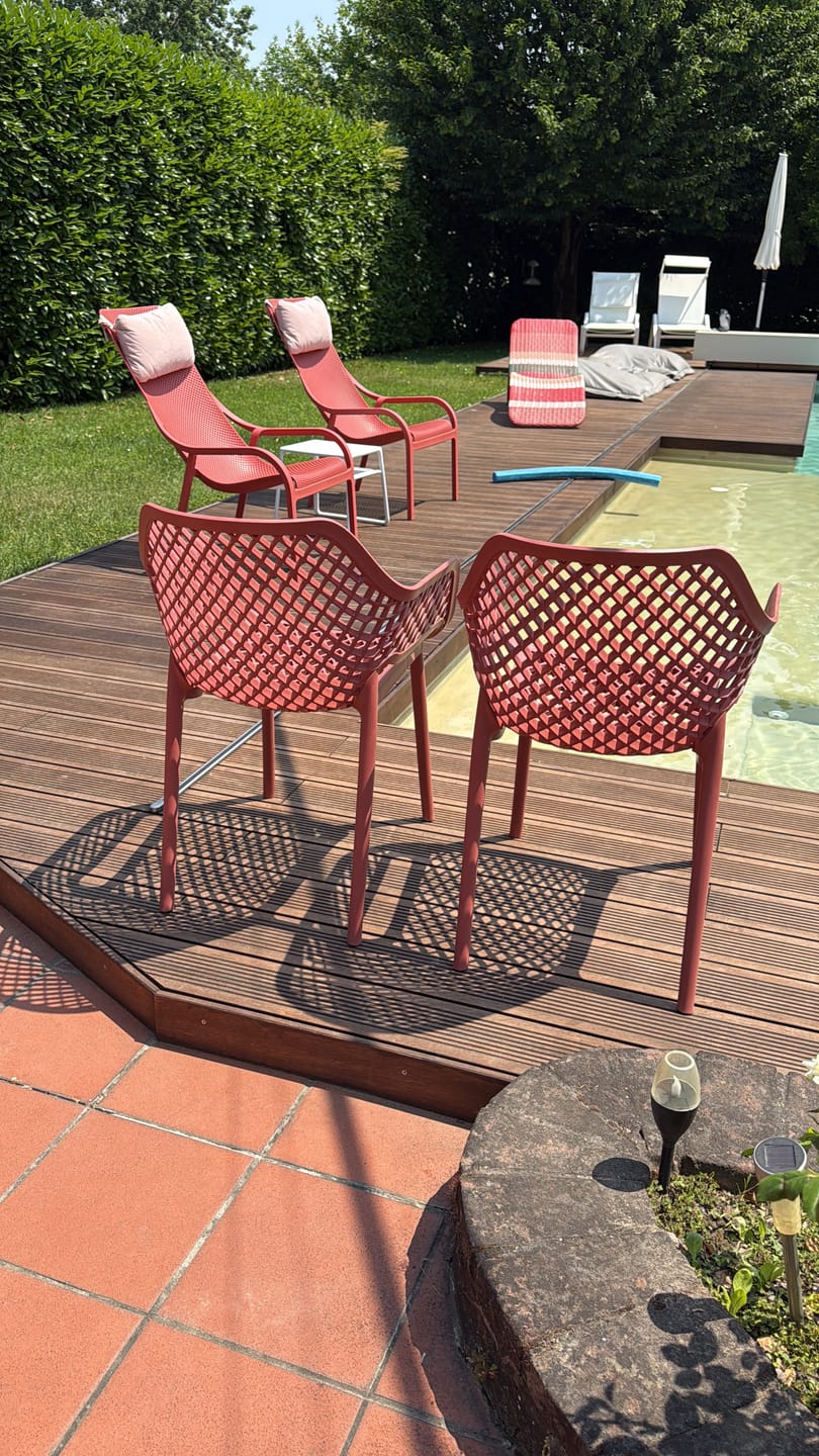 Customer photo review of Poltrona Traforata in Polipropilene Rosso Corallo Opaco 56x60x82 cm