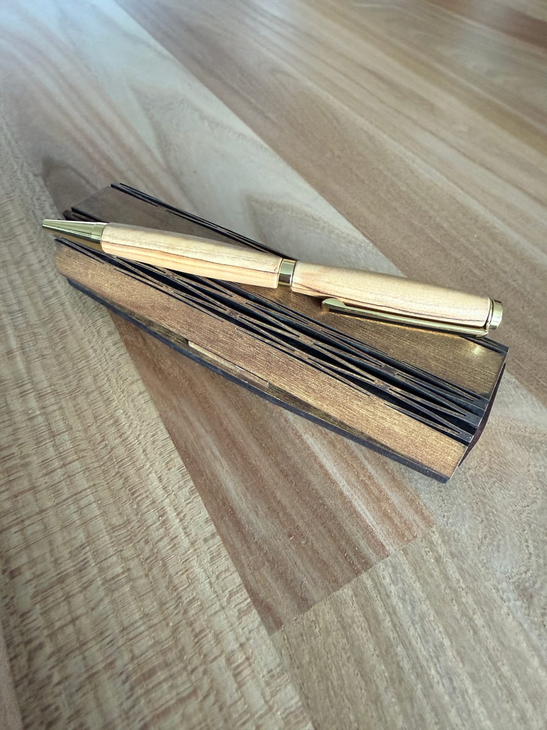 Customer photo review of Kugelschreiber aus Olivenholz in Holzschachtel | Edles Schreibset als Geschenk für Büro, Geburtstag & Abschluss