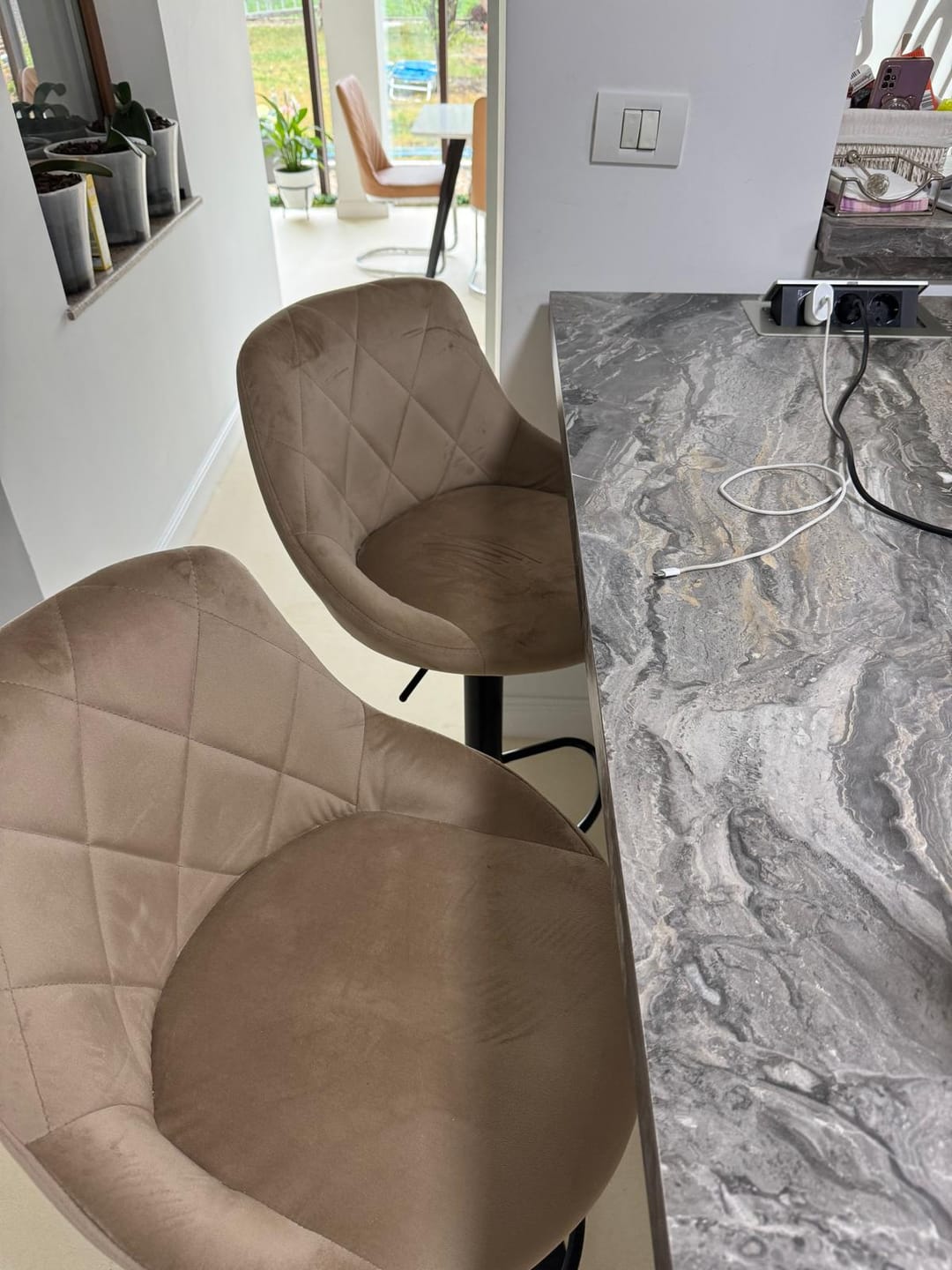 Customer photo review of Scaun de bar rotativ H101, bej/negru, stofa catifelata/metal, 47x45x84/106 cm